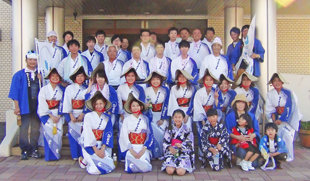 附近市民跳盂兰盆节会舞时发放环保袋（达耐时）